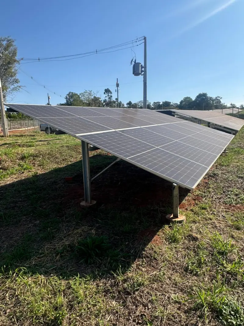 Painéis solares fixados em estrutura metálica